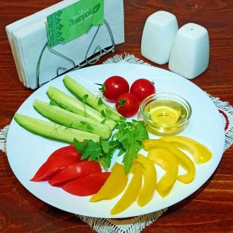 Тарілка свіжих овочів з зеленню